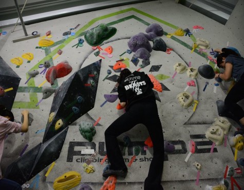 The sophomores try bouldering 