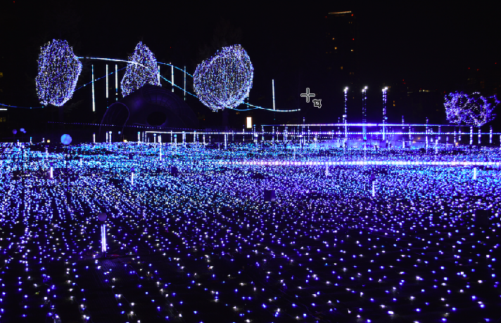 The Midtown lights show runs from 17:00 to 23:00 every night. 