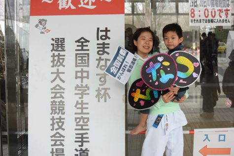 Chinatsu poses with one of her supporters from Tokyo after the tournament.