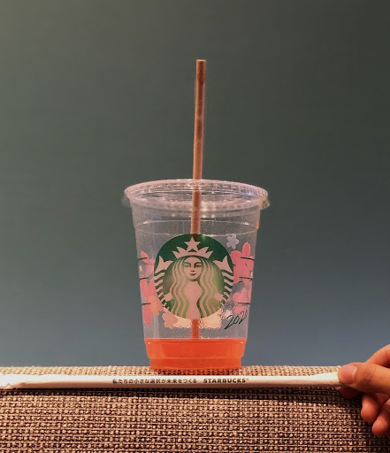  Starbucks Hiroo has stopped using plastic straws, but continues to use plastic cups.