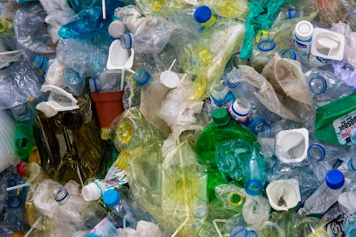 Plastic bottles, containers, and other waste piled together. (Photo credit: y Magda Ehlers)
