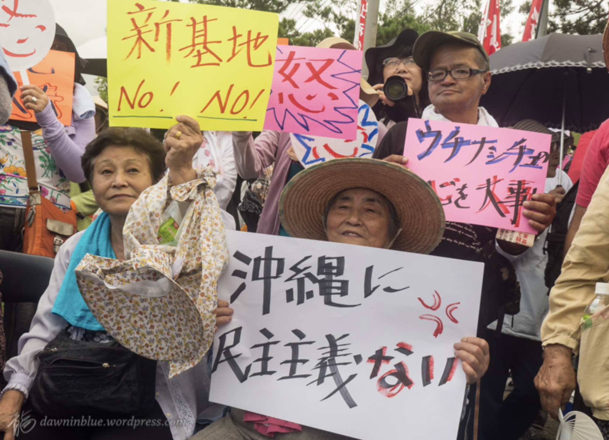 More than three thousand people gathered in front of the gate of Camp Schwab in Nago, Okinawa to protest against building a new U.S. military base in Henoko.